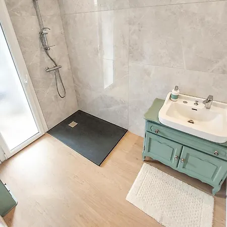 2 Bedroom Lovely In